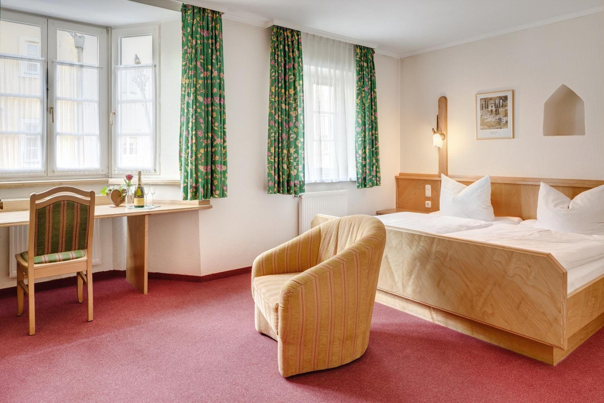 Altstadt- Und Businesshotel Pfaubraeu - Brauereigasthof - Fruehstuecksbuffet - Kostenfreie Radgarage - Hunde Willkommen Тростберг-ан-дер-Альц Номер фото