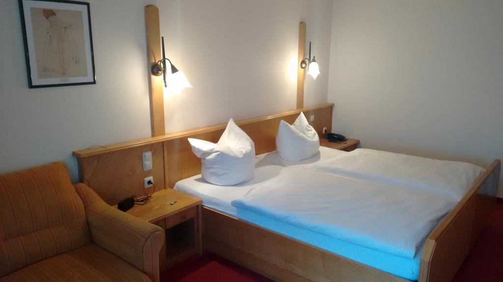 Altstadt- Und Businesshotel Pfaubraeu - Brauereigasthof - Fruehstuecksbuffet - Kostenfreie Radgarage - Hunde Willkommen Тростберг-ан-дер-Альц Экстерьер фото