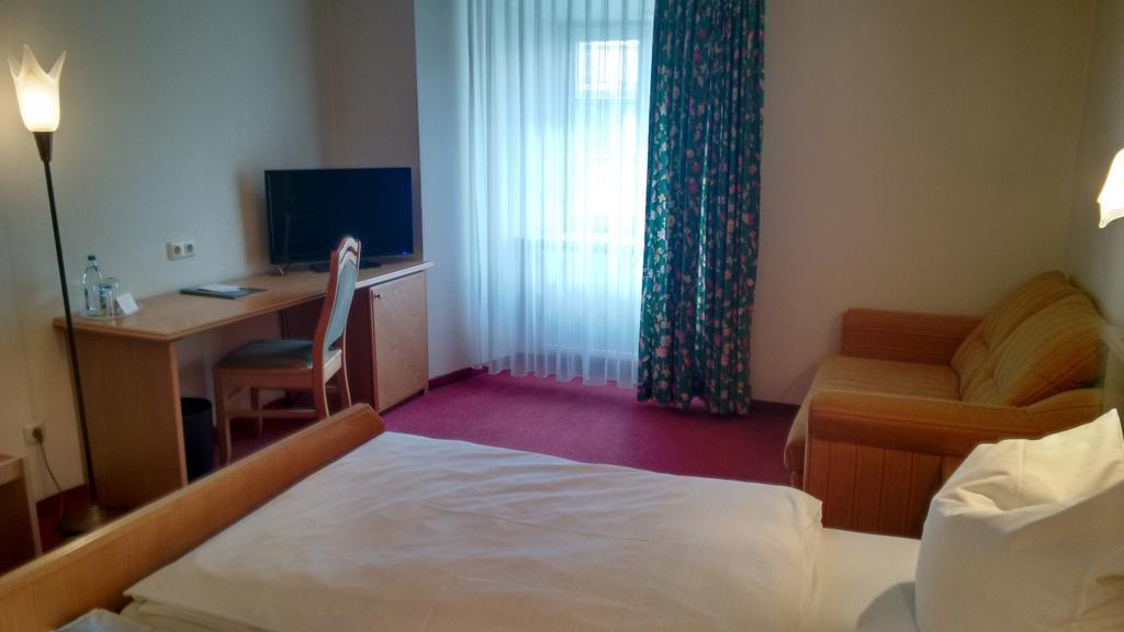 Altstadt- Und Businesshotel Pfaubraeu - Brauereigasthof - Fruehstuecksbuffet - Kostenfreie Radgarage - Hunde Willkommen Тростберг-ан-дер-Альц Экстерьер фото