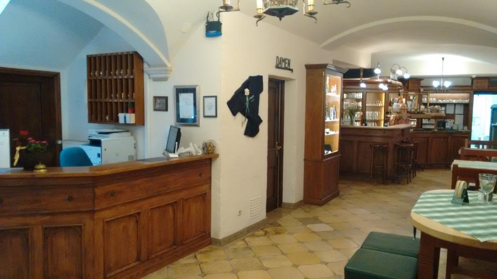 Altstadt- Und Businesshotel Pfaubraeu - Brauereigasthof - Fruehstuecksbuffet - Kostenfreie Radgarage - Hunde Willkommen Тростберг-ан-дер-Альц Экстерьер фото
